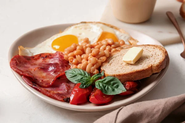 Тарілка Смачного Англійського Сніданку Смаженими Яйцями Білому Тлі — стокове фото