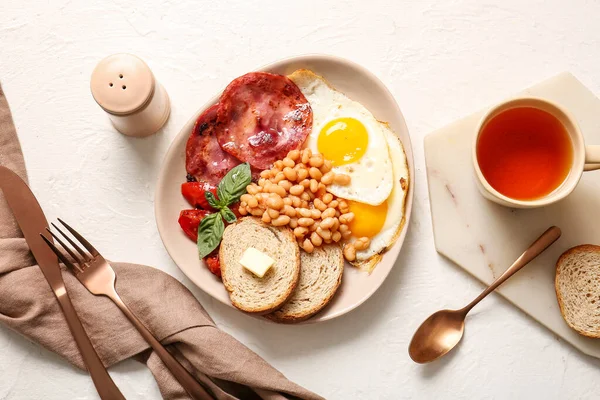 Πιάτο Νόστιμο Αγγλικό Πρωινό Και Φλιτζάνι Τσάι Λευκό Φόντο — Φωτογραφία Αρχείου