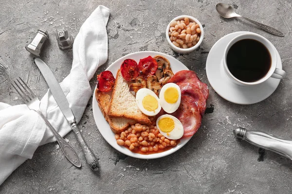 Тарелка Вкусным Английским Завтраком Чашкой Кофе Сером Фоне — стоковое фото