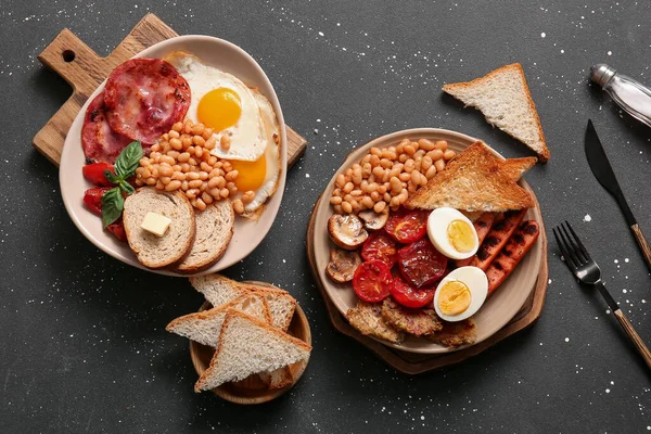 Тарілки Смачного Англійського Сніданку Яйцями Чорному Фоні — стокове фото