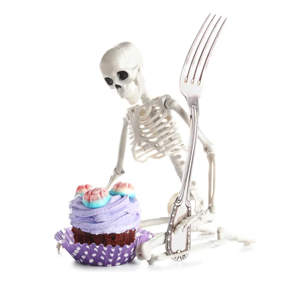 Heerlijke Halloween Cupcake Met Snoepjes Skelet Witte Achtergrond — Stockfoto