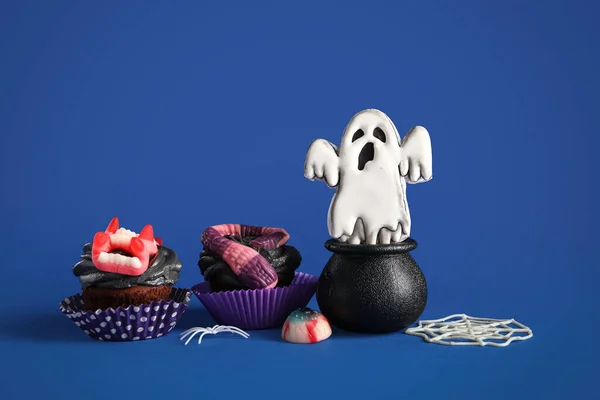 Skład Pyszne Babeczki Halloween Cukierki Niebieskim Tle — Zdjęcie stockowe