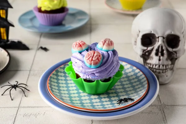 가벼운 클로즈업에 맛있는 할로윈 컵케이크와 두개골 — 스톡 사진