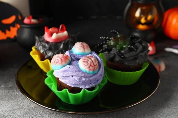 Plate Delicious Halloween Cupcakes Candies Dark Background Closeup — Stock Photo, Image
