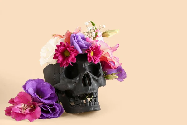 Black Human Skull Beautiful Flowers Beige Background — Stock Photo, Image