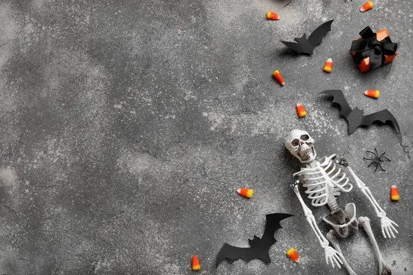 Kompozice Chutné Sladkosti Kukuřice Kostra Halloween Dekor Šedém Pozadí — Stock fotografie