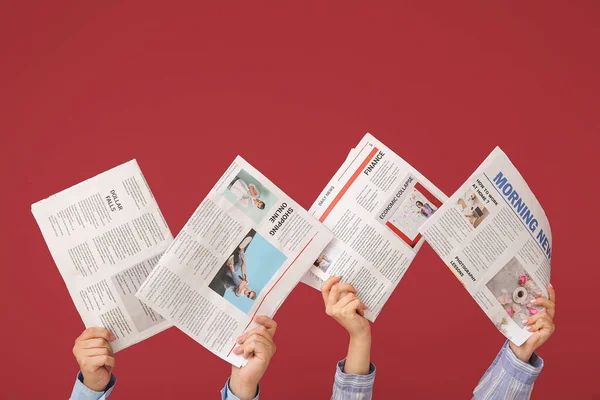 色の背景に異なる新聞を持っている女性 — ストック写真