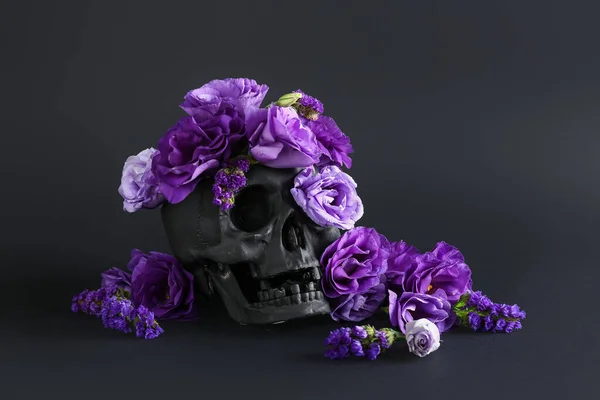 Crânio Humano Com Belas Flores Eustoma Fundo Preto — Fotografia de Stock