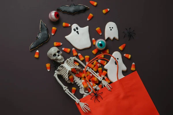 Bevásárlótáska Ízletes Cukorka Kukorica Csontváz Cookie Halloween Fekete Alapon — Stock Fotó