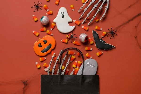 Bevásárlótáska Ízletes Cukorka Kukorica Cookie Halloween Csontváz Kezét Piros Háttér — Stock Fotó