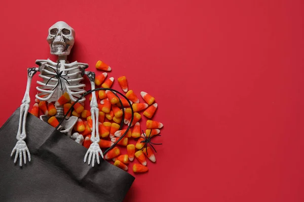 Nákupní Taška Chutným Halloween Cukroví Kukuřice Kostra Červeném Pozadí — Stock fotografie