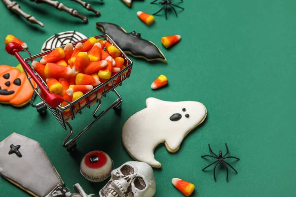 Carrinho Compras Com Saborosos Calos Doces Biscoitos Para Halloween Esqueleto — Fotografia de Stock