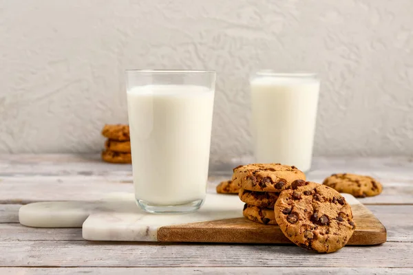 Glasses Milk Tasty Cookies Chocolate Chips Table — Stock Photo, Image