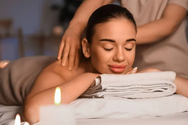 Söt Ung Kvinna Som Har Massage Spa Salong — Stockfoto