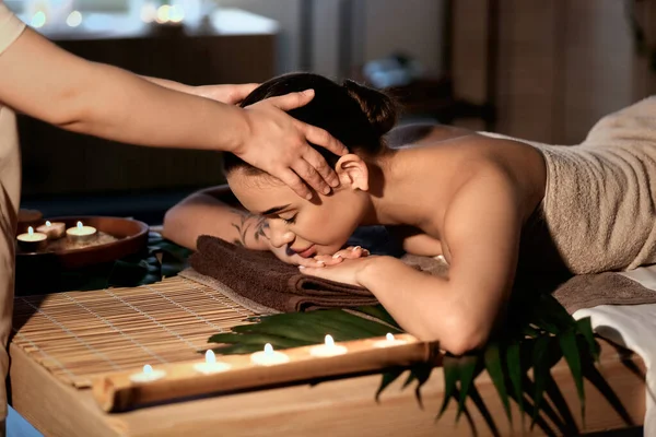 Mulher Bonita Fazendo Massagem Salão Spa — Fotografia de Stock