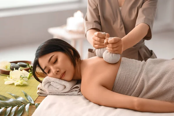 Bella Giovani Asiatico Donna Avendo Massaggio Spa Salone — Foto Stock