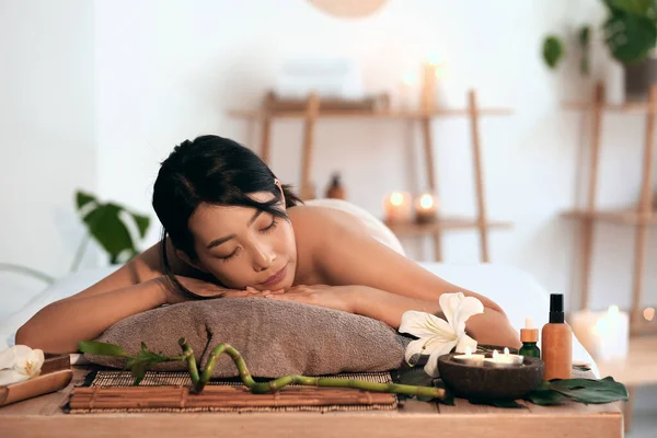 Pretty Young Asian Woman Spa Salon — Stock Photo, Image