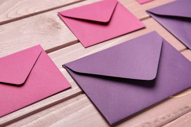 Ahşap arka planda farklı zarflar