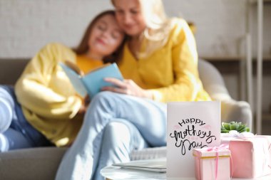 Anneler günü için tebrik kartı, hediyeler ve laptoplar masada, yakın plan.