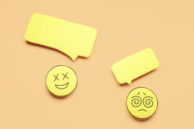 Bej arkaplanda boş konuşma baloncukları olan kağıt yüzler