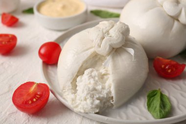 Beyaz arka planda lezzetli Burrata peyniri tabağı