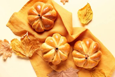 Sarı arka planda lezzetli balkabağı şekilli çörekler