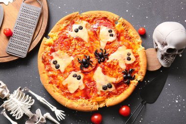 Siyah arka planda Cadılar Bayramı kutlaması için lezzetli pizzalı ahşap tahta tahta.