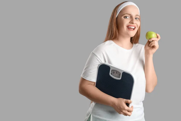 Junge Übergewichtige Frau Mit Schuppen Und Apfel Auf Grauem Hintergrund — Stockfoto