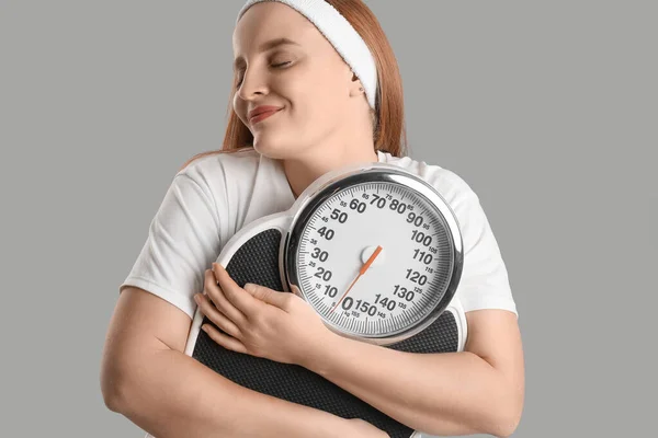 Young Overweight Woman Scales Grey Background Closeup — Stock Photo, Image