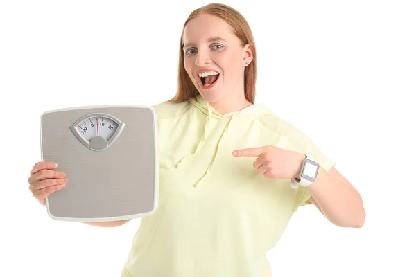 Junge Übergewichtige Frau Zeigt Auf Waage Auf Weißem Hintergrund — Stockfoto