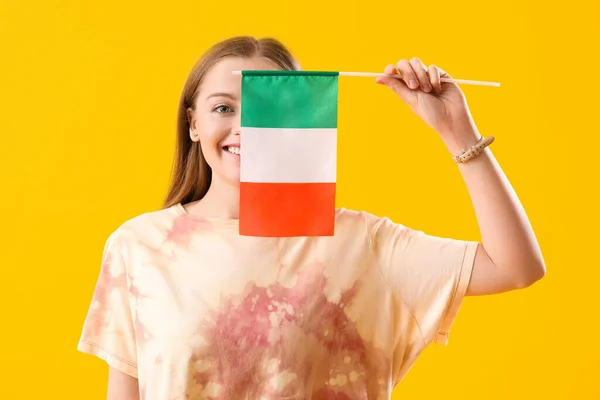 Όμορφη Νεαρή Γυναίκα Σημαία Της Ιταλίας Κίτρινο Φόντο — Φωτογραφία Αρχείου