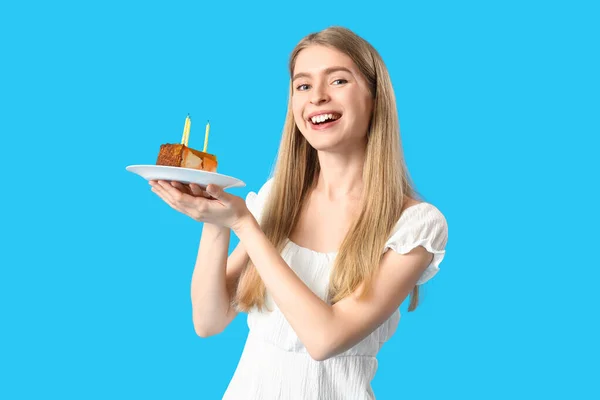 Junge Frau Mit Stück Geburtstagstorte Auf Blauem Hintergrund — Stockfoto