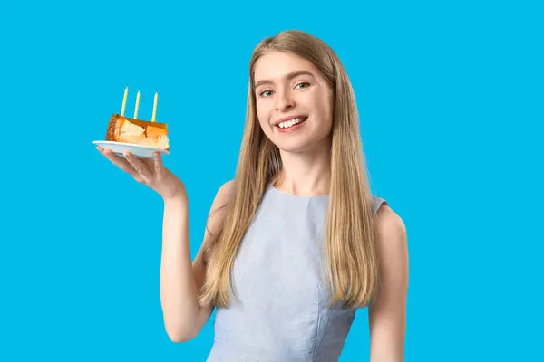 Mujer Joven Con Pedazo Pastel Cumpleaños Sobre Fondo Azul — Foto de Stock