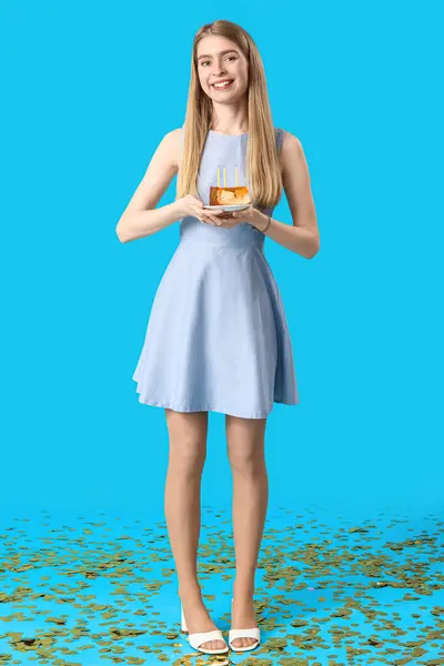 Mujer Joven Con Pedazo Pastel Cumpleaños Sobre Fondo Azul — Foto de Stock