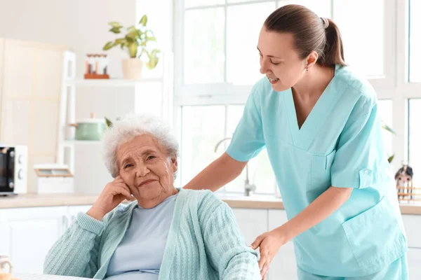 Senior Woman Female Caregiver Kitchen — Stock Photo, Image