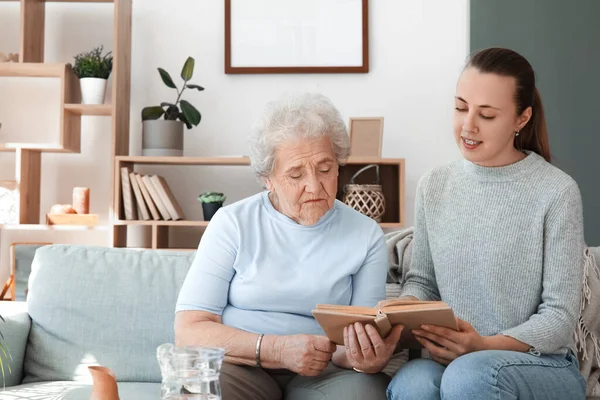 Senior Woman Her Granddaughter Reading Book Home — Stock Photo, Image