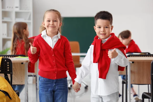 可爱的小学生在课堂上竖起大拇指 — 图库照片
