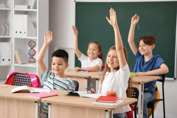 小学生在课堂上举手 — 图库照片