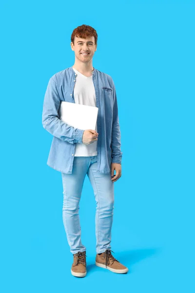 Programmeur Masculin Avec Ordinateur Portable Sur Fond Bleu — Photo