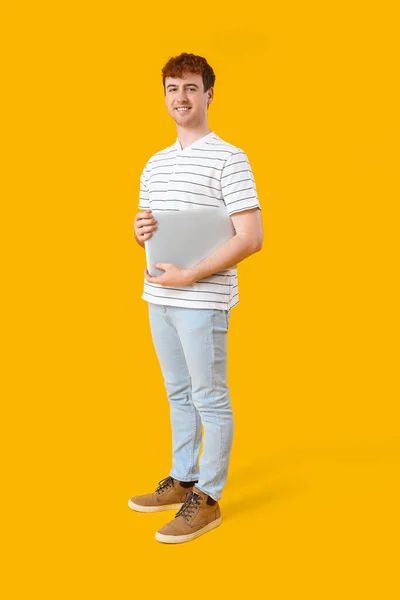 Mężczyzna Programista Laptop Żółtym Tle — Zdjęcie stockowe