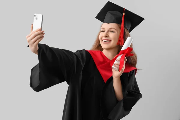 Studentessa Laureata Con Diploma Scattare Selfie Sfondo Grigio — Foto Stock