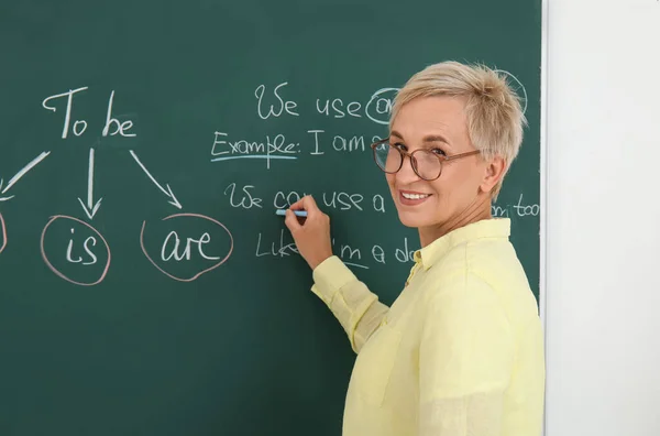 Vrouwelijke Leraar Die Engelse Grammatica Schrijft Schoolbord Klas — Stockfoto