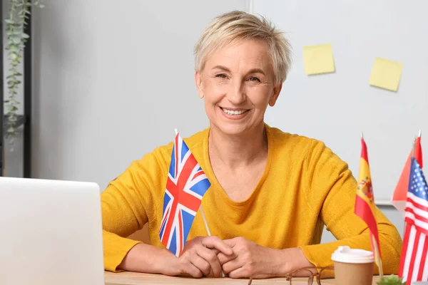 Kvinna Engelskalärare Med Brittisk Flagga Klassrummet — Stockfoto