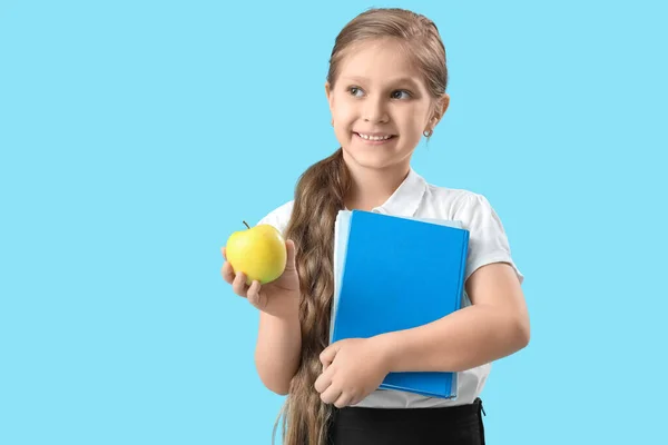 Piccola Studentessa Con Libro Mela Sfondo Azzurro — Foto Stock