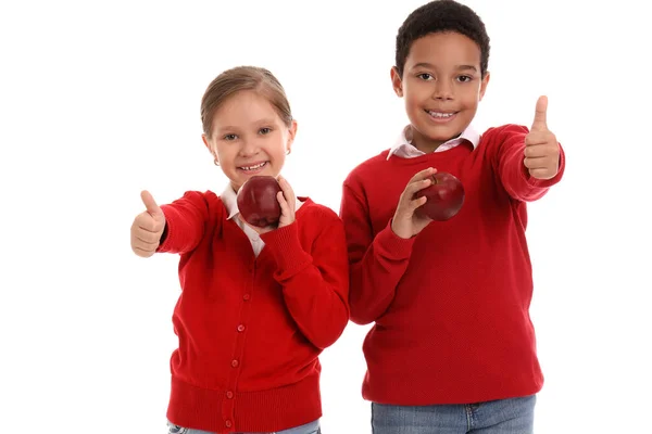 Mali Studenci Jabłkami Pokazującymi Kciuk Góry Białym Tle — Zdjęcie stockowe