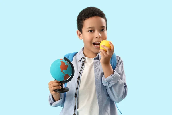 Μικρός Αφρο Αμερικανός Μαθητής Τον Κόσμο Τρώει Μήλο Γαλάζιο Φόντο — Φωτογραφία Αρχείου