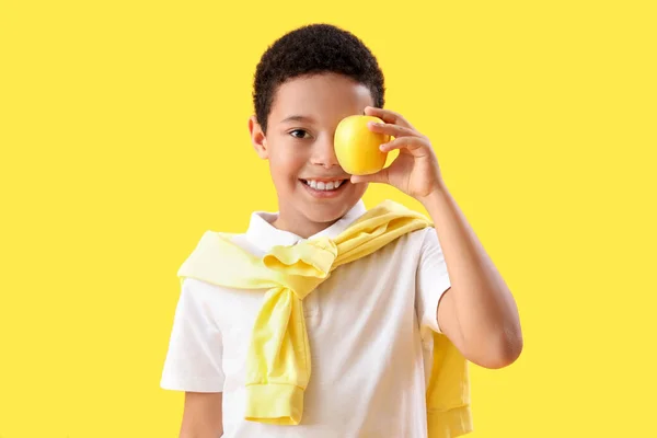 Kleiner Afroamerikanischer Junge Mit Apfel Auf Gelbem Hintergrund — Stockfoto