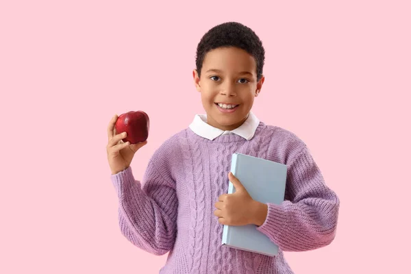 Mały Afro Amerykański Uczeń Książką Jabłkiem Różowym Tle — Zdjęcie stockowe
