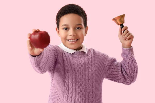 Mały Afroamerykanin Uczeń Dzwonkiem Jabłkiem Różowym Tle — Zdjęcie stockowe