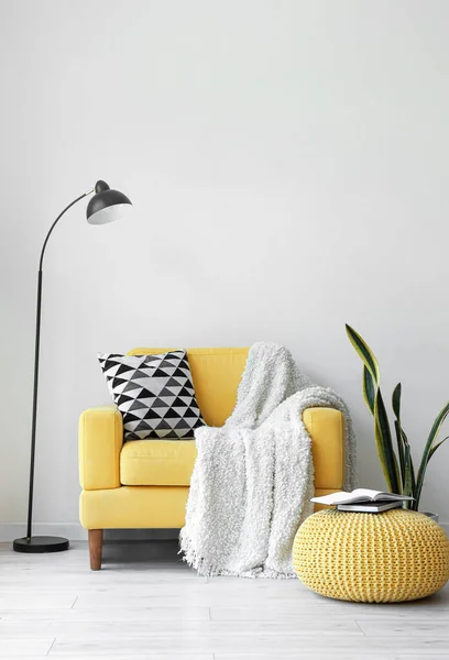 Καρέκλα Κίτρινη Μαξιλάρι Και Καρό Στο Εσωτερικό Του Σαλονιού — Φωτογραφία Αρχείου